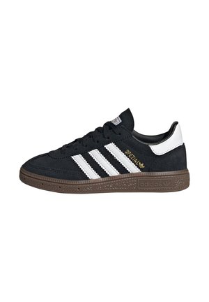 Baskets Adidas en daim noir avec des rayures blanches, texte doré "Gazelle", semelle marron texturée et languette blanche au talon, vue de profil sur fond blanc.