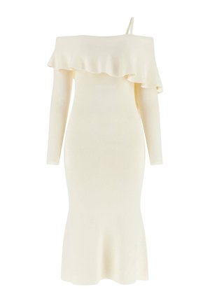 Robe en maille côtelée couleur crème, épaules dénudées, manches longues, superposition de volants asymétriques, une fine bretelle et ourlet évasé.