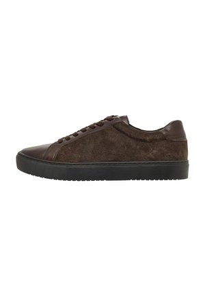 Brązowy niskoprofilowy sneaker z zamszu i skóry z czarną gumową podeszwą i pasującymi brązowymi sznurowadłami, widoczny od zewnętrznej strony.
