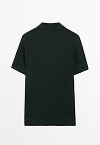 Mörkgrön kortärmad polo med ett texturerat stickat mönster, ribbstickad krage och ärmslut. Har raglanärmar för en avslappnad passform.