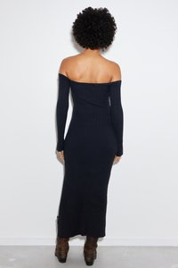 Robe côtelée, décolletée sur les épaules, à manches longues en bleu marine, fabriquée à partir d'un matériau extensible. Le design est ajusté et long au sol avec une texture subtile.