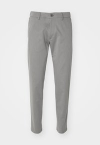 Grå byxor med ett texturerat tyg, slim fit, framknäppning och bälteshällor. Inga synliga fickor eller mönster.