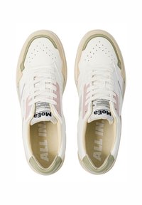 Tenisi albi cu accente de verde deschis și roz, bot perforat, branț texturat și logo vizibil pe limba încălțării. Design clasic de tip low-top.