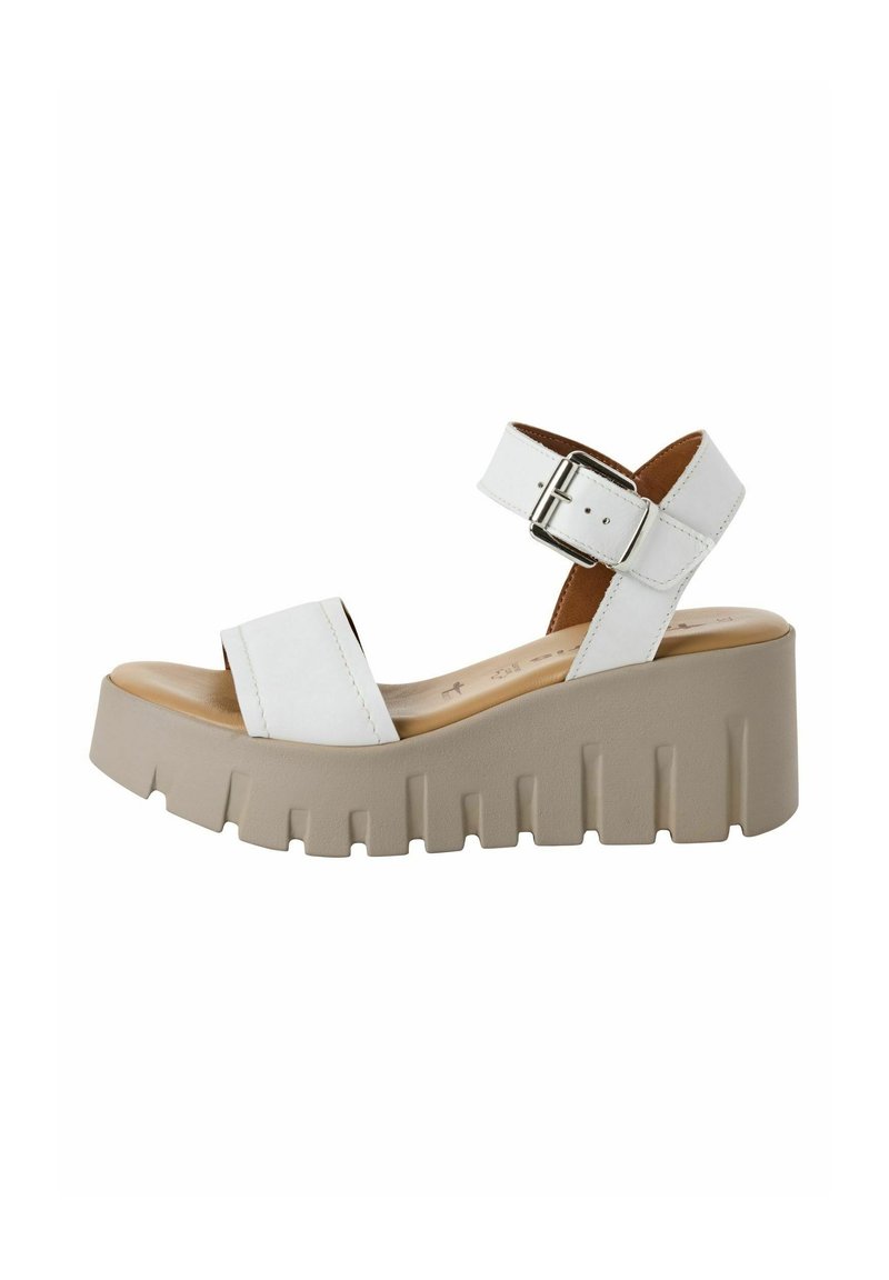 Weiße Plateau-Sandalen mit dickem beigem Absatz, Knöriemchen mit Schnalle, breitem vorderen Riemen und hellbraunem Fußbett. Glatte Ledertextur.