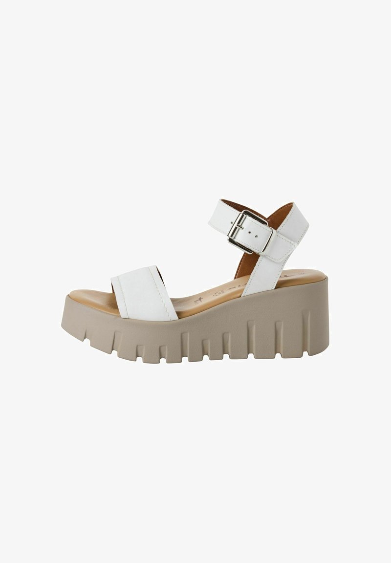 Sandalias de plataforma blancas con suela gruesa en beige, correa para el tobillo con hebilla, tira delantera ancha y plantilla en un tono claro de bronceado. Textura de cuero suave.