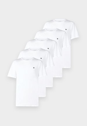 Pięć białych bawełnianych t-shirtów z krótkim rękawem i okrągłym dekoltem, z małym czarnym logo na lewej piersi.