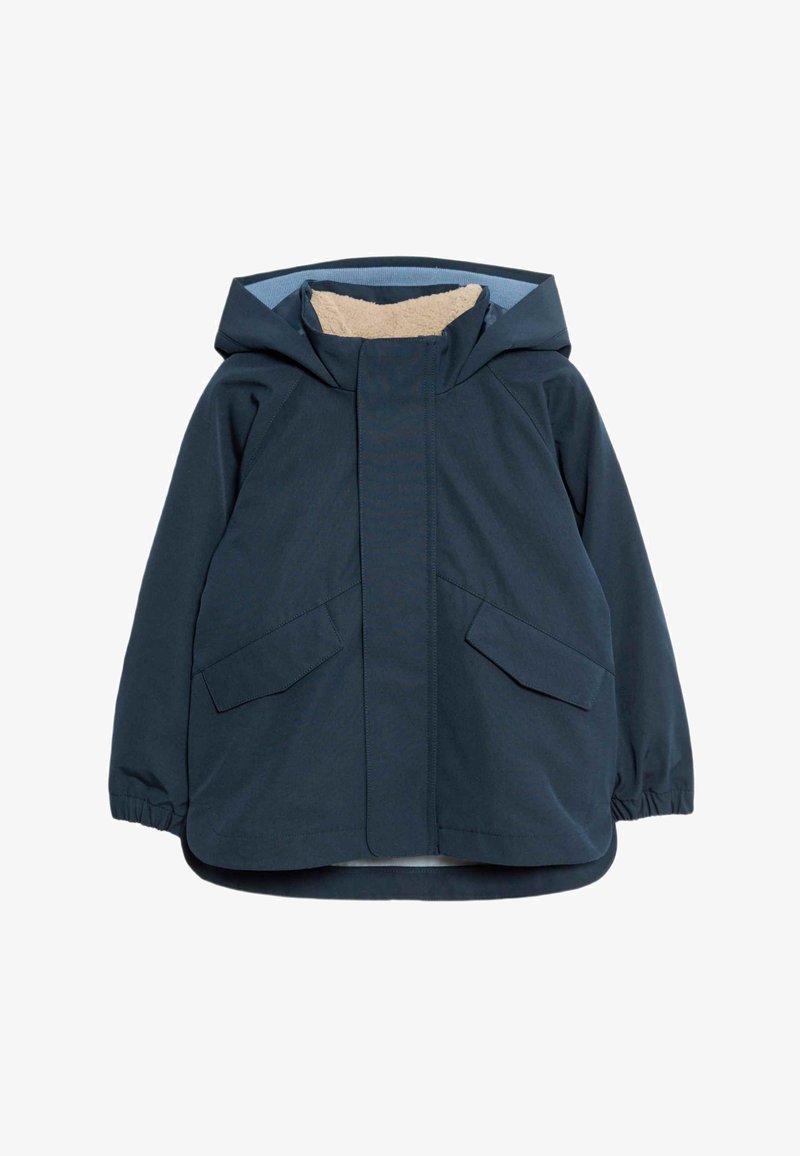 Chaqueta con capucha de color azul marino, con un suave forro de fleece beige, puños elásticos y dos bolsillos frontales; acabado exterior liso y corte relajado.