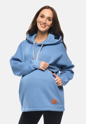 Felpa blu chiaro con tasca frontale e lacci grigi. Presenta una texture liscia e un accento in pelle con etichetta del marchio.
