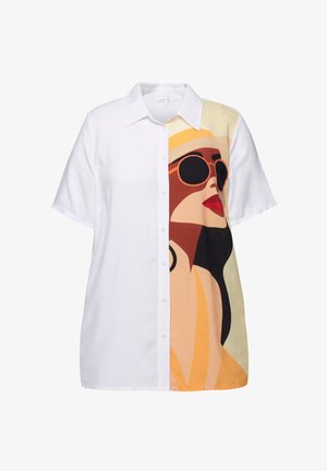 Camicia a maniche corte con bottoni, caratterizzata da un lato in tessuto bianco e dall'altro da una grafica colorata che raffigura una donna con occhiali da sole.