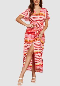 Vestido maxi con cintura ajustable, con patrones de rayas en rojo, rosa y amarillo. Mangas cortas con volante, escote en V y una abertura lateral.