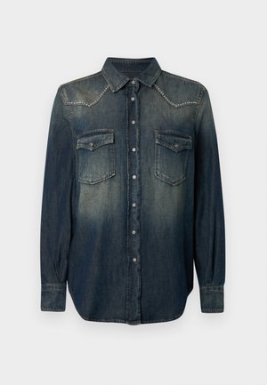 Tummansininen farkkupaita, jossa on pitkät hihat, terävä kaulus, kaksi rintataskua sekä hopeiset niittikoristeet yläosassa. Napitetaan edestä.