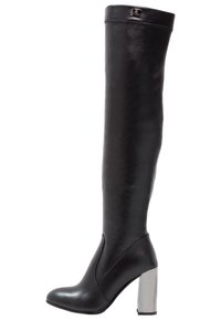 Bota negra hasta la rodilla con tacón, acabado brillante, forma cónica y tacón metálico. Presenta un borde superior cosido y un diseño elegante.