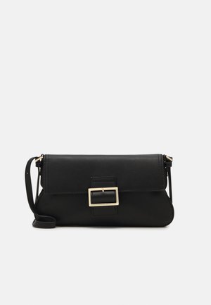 Sac bandoulière en cuir noir avec fermeture à rabat et détail de boucle rectangulaire dorée ; texture lisse avec une sangle réglable.