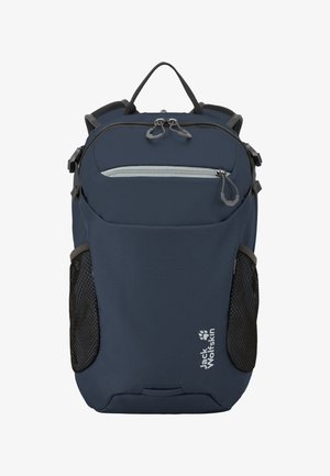 Marineblauwe Jack Wolfskin rugzak met voorvak met ritssluiting, dubbele ritsen, zwarte mesh zijvakken, schouderbanden en een bovenste draaghendel.