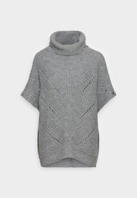 Pull en maille gris clair avec un col roulé montant, des manches courtes et un motif chevron comprenant des détails en maille ajourée tout au long du design.
