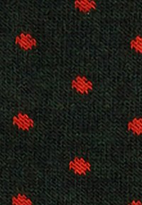 Tessuto nero con una superficie texture caratterizzata da pois rossi irregolari distribuiti in modo uniforme, creando un motivo contrastante.