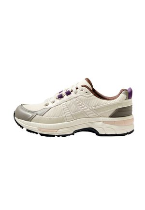 Chaussure de sport beige clair avec des accents gris foncé, tige en maille texturée, détails de lacets violets et semelle multicouche.