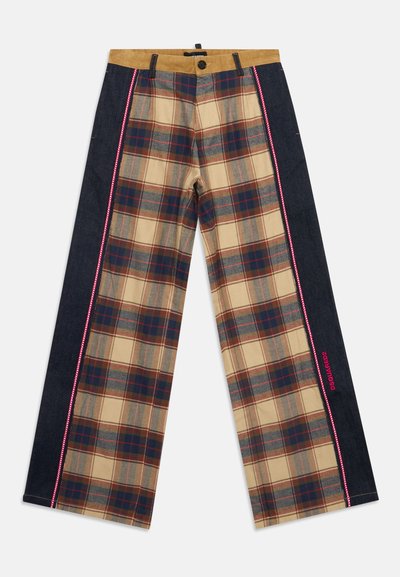 Pantalon à jambes larges avec devant à carreaux beige et marine, panneaux latéraux bleu foncé, ceinture beige, fermeture à bouton et détail de couture rose.