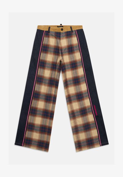 Pantalon à jambes larges avec devant à carreaux beige et marine, panneaux latéraux bleu foncé, ceinture beige, fermeture à bouton et détail de couture rose.