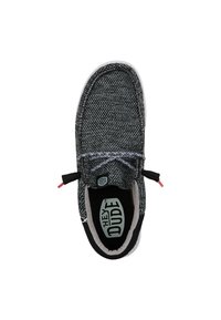 Scarpa slip-on in tessuto intrecciato nero e grigio con suola bianca a contrasto, lacci elastici e logo interno. Punta arrotondata e colletto imbottito.