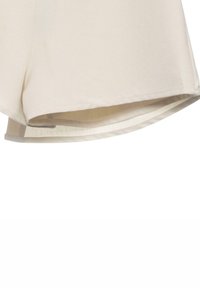 Pantalones cortos beige con una textura suave, que presentan un dobladillo curvado y un diseño minimalista. La tela parece ligera y transpirable.