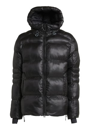 Chaqueta de plumas negra con capucha, que presenta una textura brillante y suave, cierre frontal con cremallera y puños elásticos. Incluye ajustes con cordón.