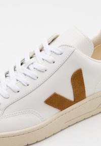 Veja V-12 - Sneaker low - extra white/camel