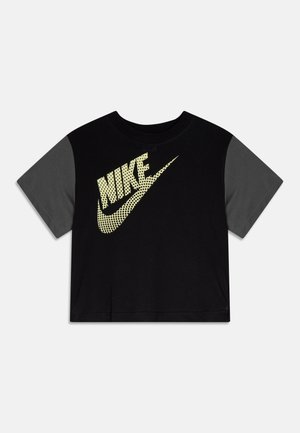 Schwarzes Nike-T-Shirt mit kurzen Ärmeln, dunklen grauen Ärmeln und gelbem, gepunktetem Nike-Logo sowie Swoosh, mittig auf der Brust.