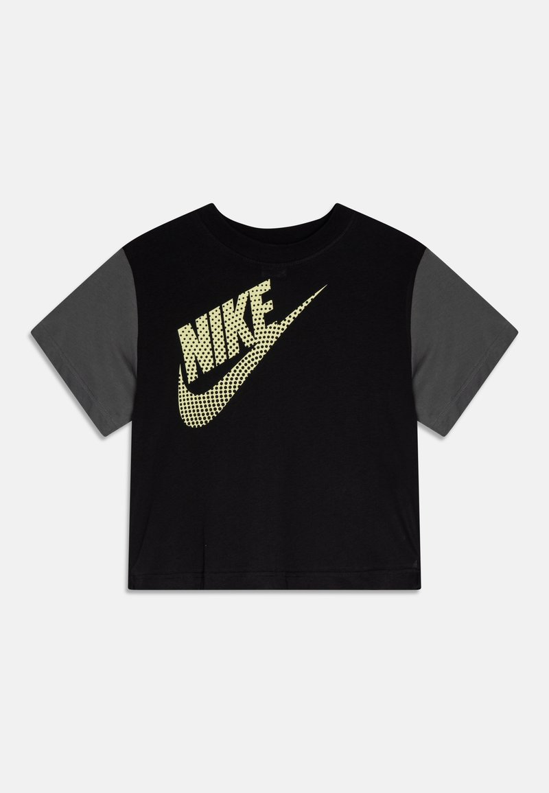 Camiseta negra de manga corta Nike con mangas gris oscuro y logotipo Nike punteado amarillo y swoosh centrado en el pecho.