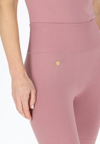 Swedemount RIBBED SEAMLESS SHORT TIGHTS - Shorts - dusty rose