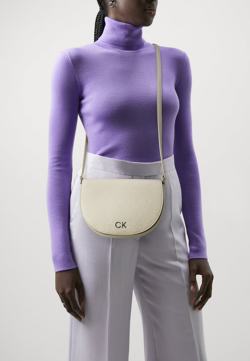 Calvin Klein DAILY SADDLE BAG MONO - Borsa a tracolla - stoney beige
