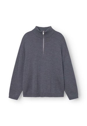 Tumši pelēks adīts džemperis ar ribotu augstu apkakli un pusi rāvējslēdzēja priekšpusē, ar garām piedurknēm un ribotām aprocēm un apakšmalu.