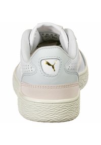 Białe i jasnoniebieskie sneakersy z teksturowaną gumową podeszwą, wyściełanym kołnierzem, perforowanymi detalami oraz złotym logo na pięcie.