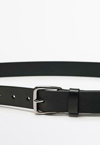 Schwarzer Leder-Gürtel mit rechteckiger silberner Schnalle und mehreren Einstelllöchern auf weißem Hintergrund.
