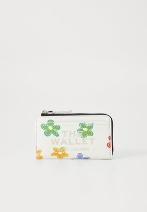 Portafoglio in pelle bianca con vivaci motivi floreali nei colori verde, giallo, viola e rosso, dotato di chiusura con zip e logo sul davanti.