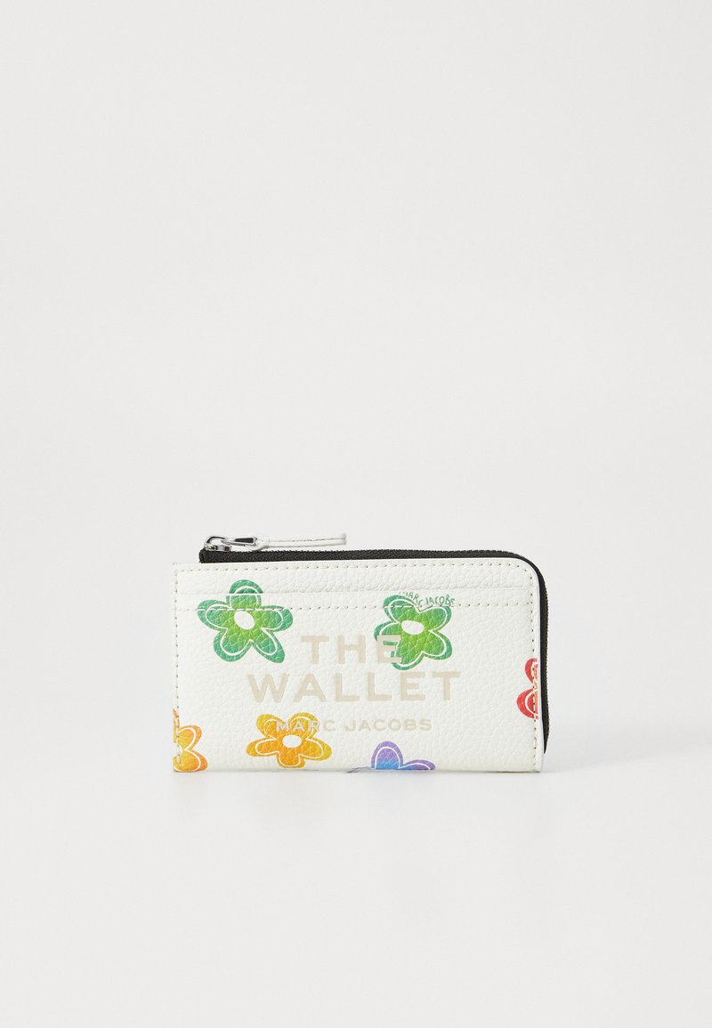Weißes Lederportemonnaie mit bunten floralen Motiven in Grün, Gelb, Lila und Rot, mit einem Reißverschluss und Branding auf der Vorderseite.