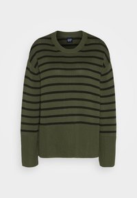 Pull vert tricoté avec des rayures horizontales noires, poignets et ourlet côtelés, et un col rond, marqué d'une étiquette GAP à l'intérieur du col.