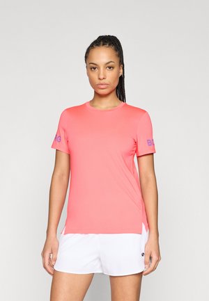 Maglietta sportiva a maniche corte in un vivace colore corallo, realizzata in tessuto liscio ed elastico. Presenta il logo sulla manica sinistra e spacchi laterali all'orlo.