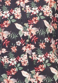 Materiał w kwiatowy wzór na ciemnym tle, z różnymi kwiatami i ptakami. Z przodu znajdują się okrągłe, złotowane guziki.