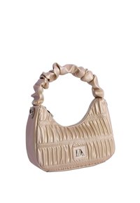 Bolso de piel beige con un diseño recogido, un asa suave y torcido, y un cierre de cremallera, que presenta una pequeña placa con el logo en el frente.