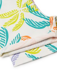 Tissu blanc présentant un motif de feuilles en turquoise, vert, orange et violet. Le matériau semble doux avec une texture lisse.