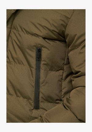 Olivgrüne Steppjacke mit weicher, glatter Textur, horizontaler Steppung und einer Reißverschlusstasche auf der linken Seite.