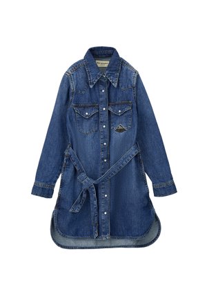Abito camicia in denim a maniche lunghe con bottoni frontali, due tasche sul petto, cintura annodata in vita e orlo arrotondato.