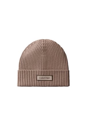 Cappello beige a coste in maglia con risvolto e patch rettangolare con logo Calvin Klein al centro davanti.