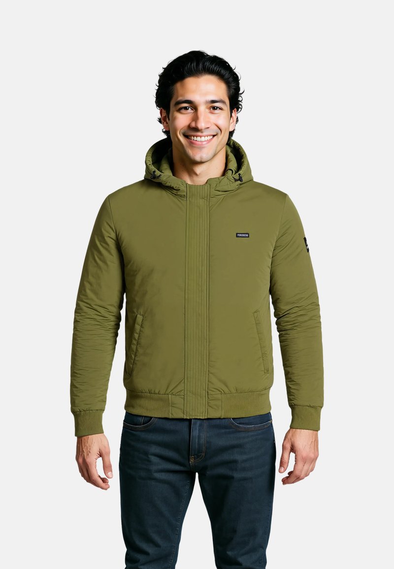 Olijfgroene gewatteerde jas met een capuchon, een ritssluiting aan de voorkant en zijzakken. Geribde manchetten en zoom, met een klein logo op de borst.
