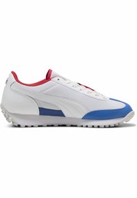 Weißer Sportschuh mit blauen und roten Akzenten, aus Mesh- und Leder-Materialien, im Low-Top-Design, mit strukturierten Gummisohlen für besseren Halt.