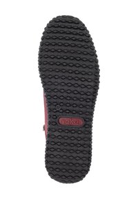 Semelle de chaussure en caoutchouc noir avec une surface texturée présentant un motif en diamant et un accent rouge avec le logo "rieker".