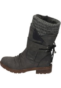 Bottine en cuir gris avec une tige tricotée grise, des lacets sur le côté et une semelle texturée. Elle présente un petit logo sur le côté et des détails de couture.
