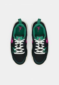 Μαύρα sneakers από διχτυωτό υλικό με πράσινες και ροζ λεπτομέρειες, λευκές κορδόνες, επενδεδυμένη γλώσσα και καουτσούκ σόλα με διακριτό λογότυπο στη γλώσσα.