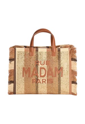 Borsa tote intrecciata a righe marroni e beige con bordi frangiati, manici in pelle e la scritta "RUE MADAM PARIS" in rilievo sul davanti.